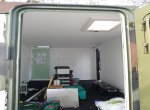 Dann nach und nach innen weiter ausgebaut und Dachluken und Tür eingesetzt. Die Alu-Wände wurden mit Glasfasertapete beklebt und gestrichen.